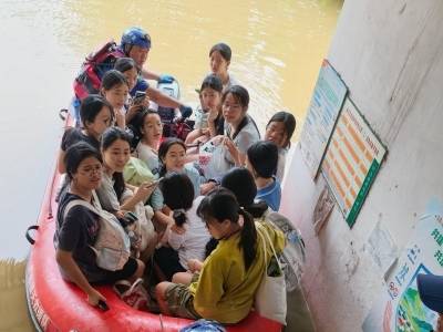 广西贵港八中抢险转移现场：拆墙、拖船解困两千师生
