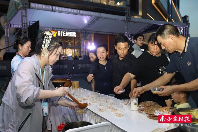 长沙市民品鉴三江打油茶。