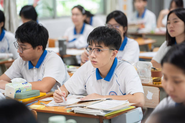 课堂上的董优政。 