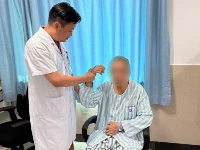 “电芯片”植入，缓解了他13年的帕金森症状
