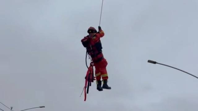 “原则上不允许吊人，但此刻人民大于原则！”无人机飞手无偿支援横州灾区