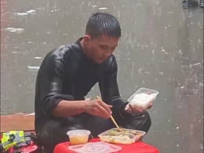 广西抗洪一线“雨中吃饭”的消防员来自广东：“再累再苦都值得！”