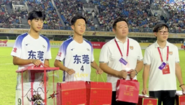视频｜粤超东区关键战，东莞清远赛中互赠特色好礼