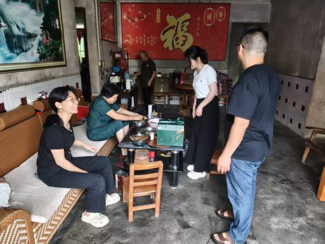 刘名芳(左一)入户和村民交流。受访者供图 刘名芳(左一)入户和村民交流。受访者供图