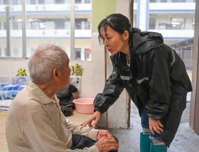 2025年6月17日,刘名芳在安置点安抚转移群众。新华社记者肖恩楠 摄 2025年6月17日,刘名芳在安置点安抚转移群众。新华社记者肖恩楠 摄