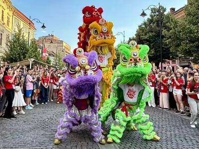 《狮王争霸》亮相罗马尼亚锡比乌国际戏剧节，南国醒狮惊艳欧洲古城