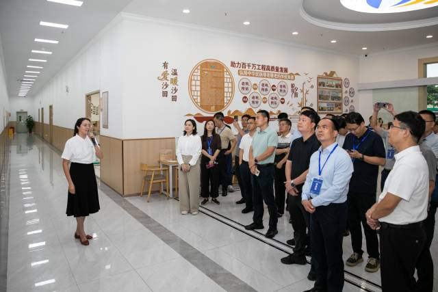 参训学员在䲞沙花园安置小区学习5分钟生活圈打造经验。 参训学员在䲞沙花园安置小区学习5分钟生活圈打造经验。
