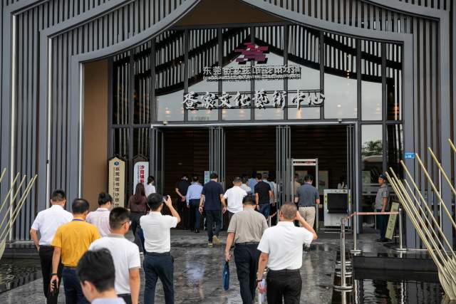 参训学员在疍家文化艺术中心学习城市会客厅和公共文化空间建设经验。 参训学员在疍家文化艺术中心学习城市会客厅和公共文化空间建设经验。