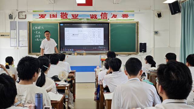 阳西二中物理课堂。