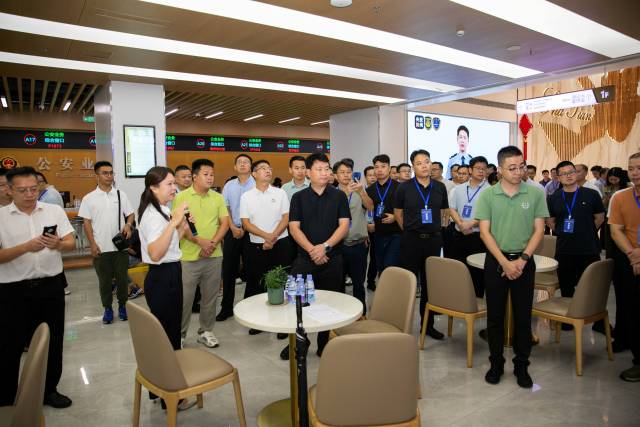 参训学员在沙田政务服务中心学习公共服务提质做法。 参训学员在沙田政务服务中心学习公共服务提质做法。
