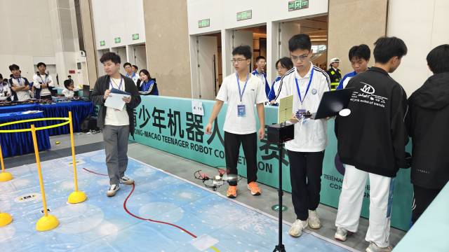 阳西二中学子参加横琴粤澳深度合作区人工智能大赛暨第六届粤港澳青少年机器人大赛。