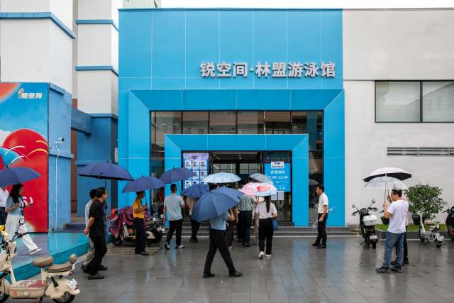 参训学员在“锐空间”文体社区学习闲置资产盘活利用做法。 参训学员在“锐空间”文体社区学习闲置资产盘活利用做法。