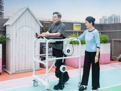 深圳机器人不只在科幻片里，也在院子里帮人迈步｜从深圳出发 广货行天下⑦