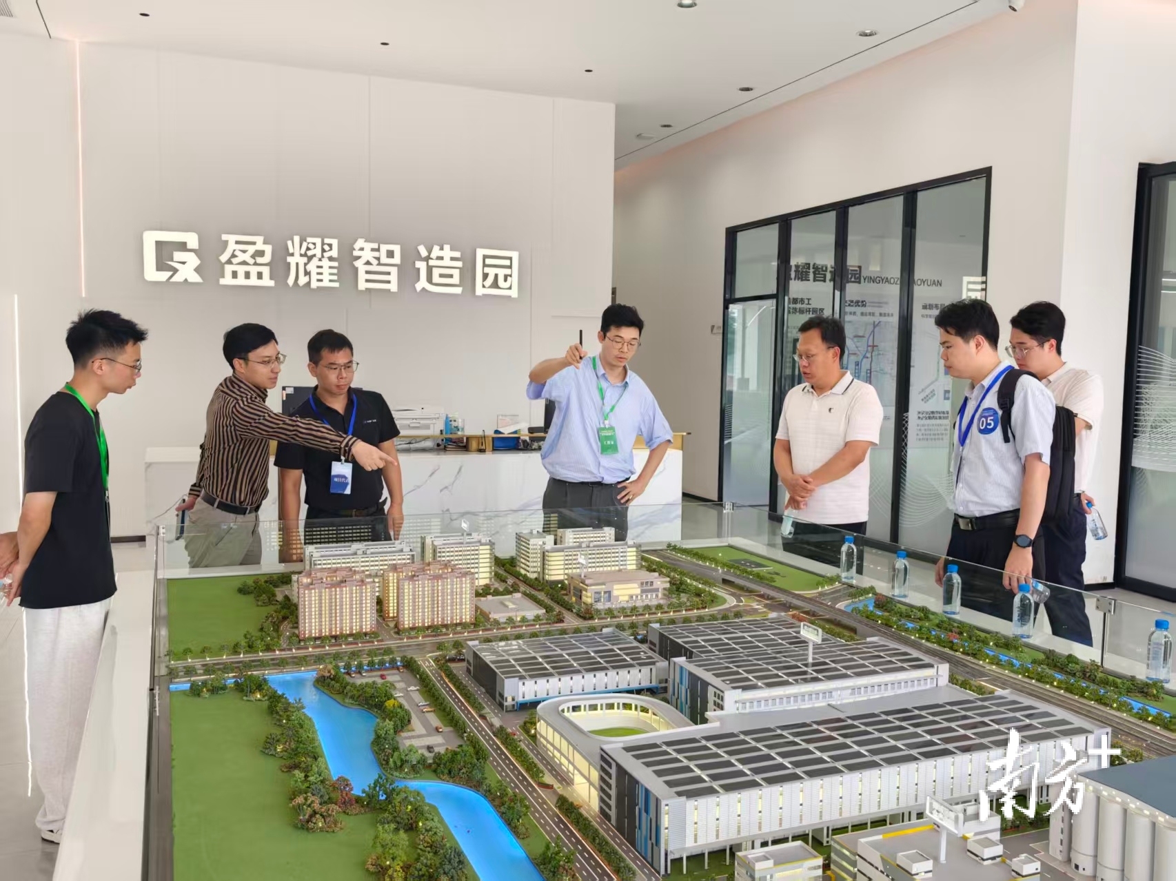参赛团队考察禅城产业载体。 禅城区招商局供图 参赛团队考察禅城产业载体。 禅城区招商局供图