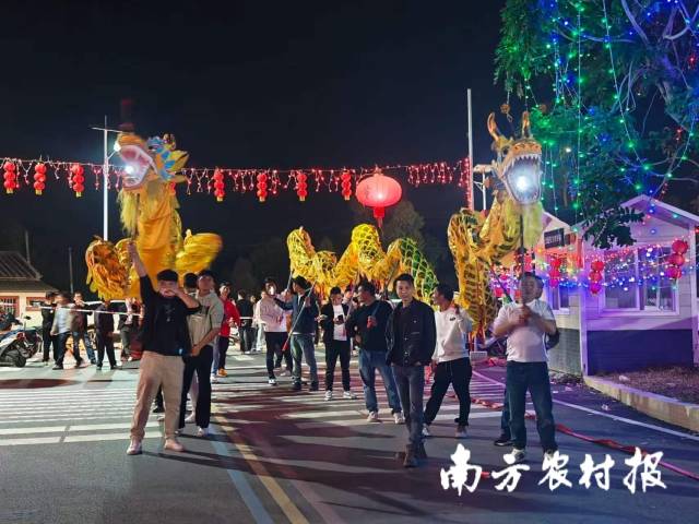 蓝袍村青年参与舞龙民俗活动。