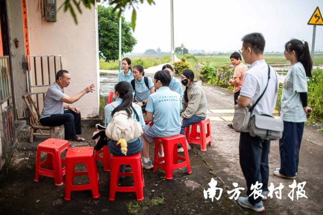 阳江市阳西县织篢镇谷围村的75岁老人吴迎与《村民讲村史》系列读物编撰突击队队员交谈甚欢。