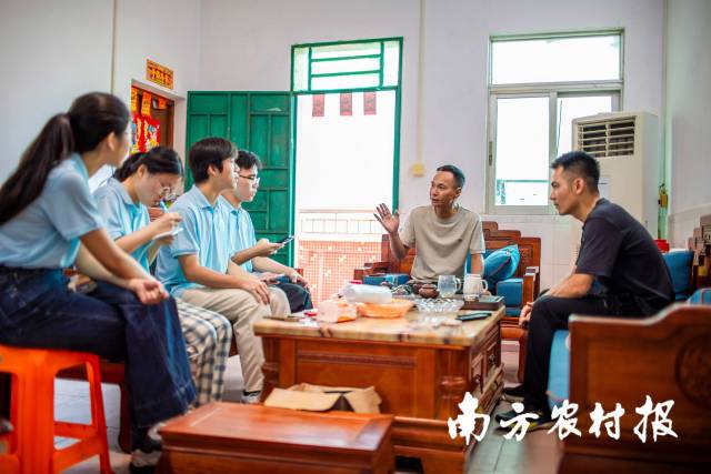本地村民冯文敢向突击队队员介绍民俗活动。