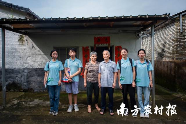 原村委会书记邓天赐（右三）与突击队队员合影。