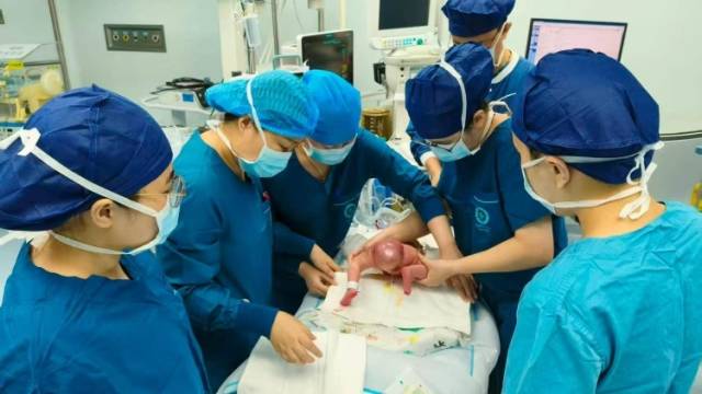 出生数小时，深圳医生为女婴“悬崖边上拆弹”