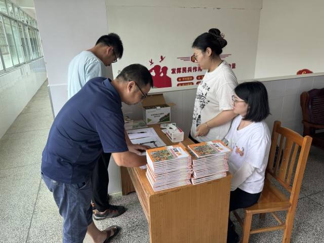 团队队员组织参会人员签到并发放技术图书及肥料产品。 团队队员组织参会人员签到并发放技术图书及肥料产品。