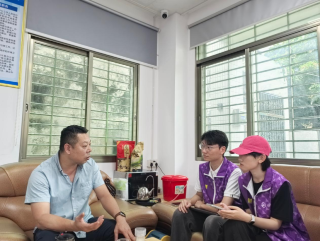 汕大师生与海滨村书记进行访谈。 汕大师生与海滨村书记进行访谈。