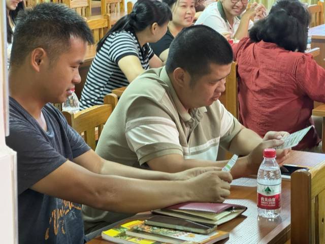 参会农户现场研读新型功能肥料配套农技资料,交流金桔提质施肥实操要点。 参会农户现场研读新型功能肥料配套农技资料,交流金桔提质施肥实操要点。