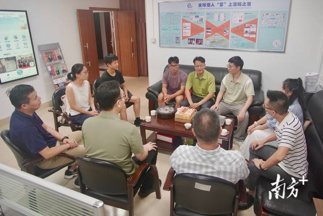 李光耀一家前往汕头市侨务局“潮汕家园”办公室致谢并赠送锦旗。