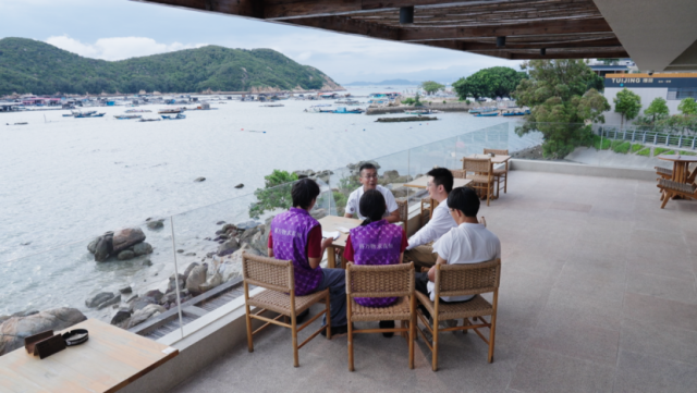 汕大师生与吴平寨村书记在“礁石恋BAR”咖啡店进行访谈。 汕大师生与吴平寨村书记在“礁石恋BAR”咖啡店进行访谈。