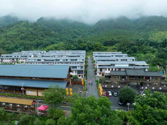 “百千万工程”实施以来,新村村雕子塘村建起了共同大厅、勉飙楼等。 “百千万工程”实施以来,新村村雕子塘村建起了共同大厅、勉飙楼等。