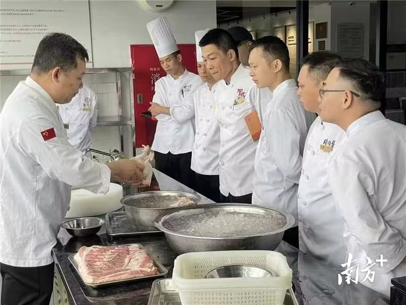 天悦集团实训基地在开展粤菜师傅培训。