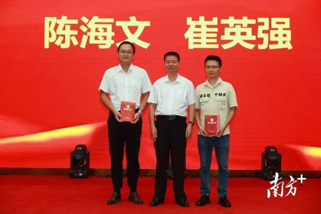 新一届茂名市医学会放射肿瘤学分会主任委员温尊北（中）为秘书陈海文（左）、崔英强（右）颁发证书。