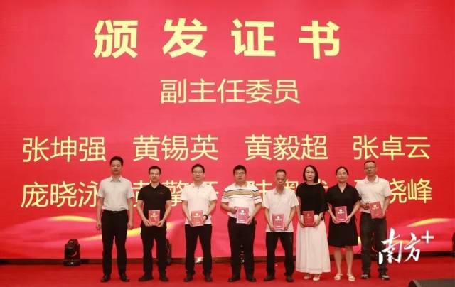 高州市人民医院党委专职副书记冯庆艺（左一）为新一届茂名市医学会放射肿瘤学分会副主任委员张坤强（右四）和庞晓泳（左二）颁发证书。