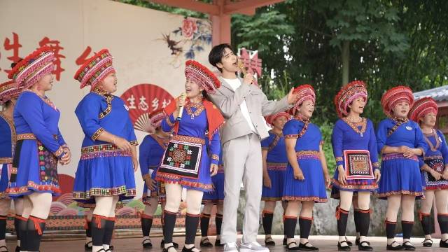 艺人阿云嘎与游溪镇的“金鸪鸪”文艺队同台演出。(受访者供图) 艺人阿云嘎与游溪镇的“金鸪鸪”文艺队同台演出。(受访者供图)
