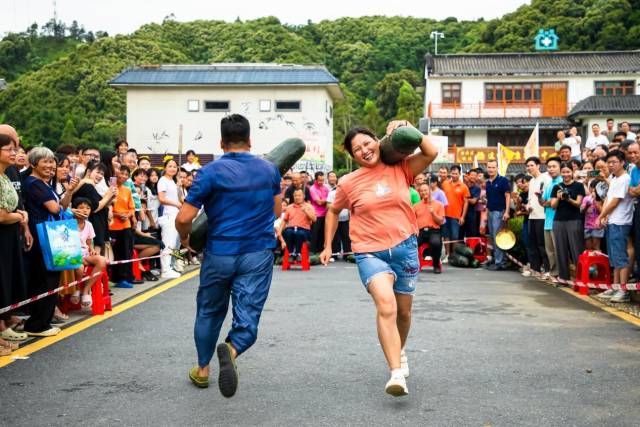 黄国英《庆祝农民丰收节,扛冬瓜比赛》 黄国英《庆祝农民丰收节,扛冬瓜比赛》