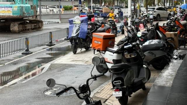 人行道变成电动自行车“卖场”，行人受阻安全隐患大｜在+帮办
