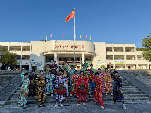曾昭锐在学校里带出了一支少年英歌舞。 曾昭锐在学校里带出了一支少年英歌舞。