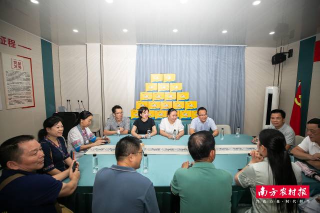 三江农特产品企业与湛江市享爱食品有限公司负责人深入交流产品及品牌打造经验。