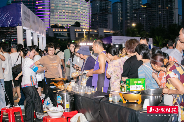 三江美食品鉴区人流如织。 三江美食品鉴区人流如织。