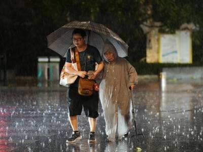 受台风“红霞”外围影响，广州晚间突降暴雨，大家出门记得带伞