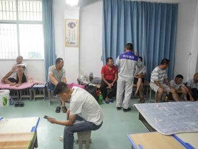 小学暑假变身安置点，汕尾33位外来工人提前转移｜直击台风“红霞”一线