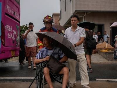 汕尾沙角尾村，一场抢在台风前的紧急转移｜直击台风“红霞”一线
