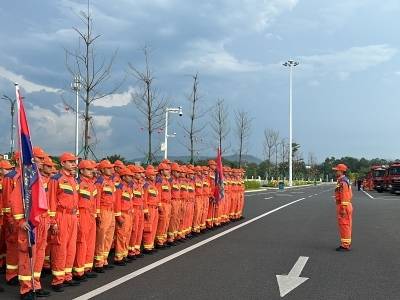 台风“红霞”来袭，广州消防200名指战员前置增援韶关