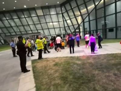 大巴因“红霞”滞留深汕，40余乘客获妥善安置｜一线故事