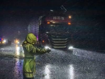 台风夜“小黄人”逆风行！深圳交警彻夜风雨护航守平安
