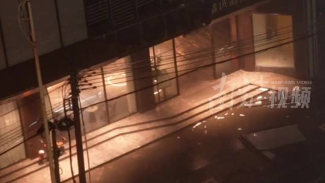 台风“红霞”登陆！记者直击：沿街商铺招牌被风吹翻砸落