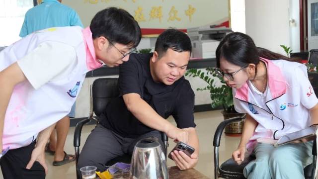 学生采访大旺村村委会党支部书记梁观华。