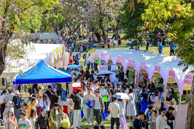 一场樱花树下的浪漫集市之约,为“广货行天下”活动吸引了大量客流。 一场樱花树下的浪漫集市之约,为“广货行天下”活动吸引了大量客流。