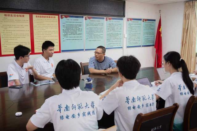 学生向旺村村村支书彭勇枝了解村庄情况
