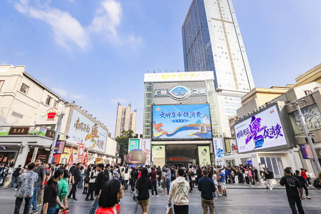 2025年12月19日至12月28日,2025年文明集市促消费系列活动在北京路举办。这是广东首次以文明实践为基底,在广州北京路引入全省优质农文旅产品,创新拓展“文化+消费”新空间,10多项特色活动、超8类消费场景贯穿南北。(谭家富 摄) 2025年12月19日至12月28日,2025年文明集市促消费系列活动在北京路举办。这是广东首次以文明实践为基底,在广州北京路引入全省优质农文旅产品,创新拓展“文化+消费”新空间,10多项特色活动、超8类消费场景贯穿南北。(谭家富 摄)