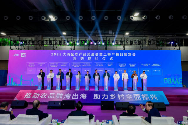2025年12月12日至14日,2025大湾区农产品交易会暨土特产精品博览会在广州广交会展馆B区举行。这是由南方农村报社牵头主办的全国首个B2B农业专业展会,以“推动农品融湾出海 助力乡村全面振兴”为主题,创新依托“媒体+”的链接与赋能优势,吸引超600家参展商、千余家重点采购商及过万名专业观众参与。(谭家富 摄) 2025年12月12日至14日,2025大湾区农产品交易会暨土特产精品博览会在广州广交会展馆B区举行。这是由南方农村报社牵头主办的全国首个B2B农业专业展会,以“推动农品融湾出海 助力乡村全面振兴”为主题,创新依托“媒体+”的链接与赋能优势,吸引超600家参展商、千余家重点采购商及过万名专业观众参与。(谭家富 摄)